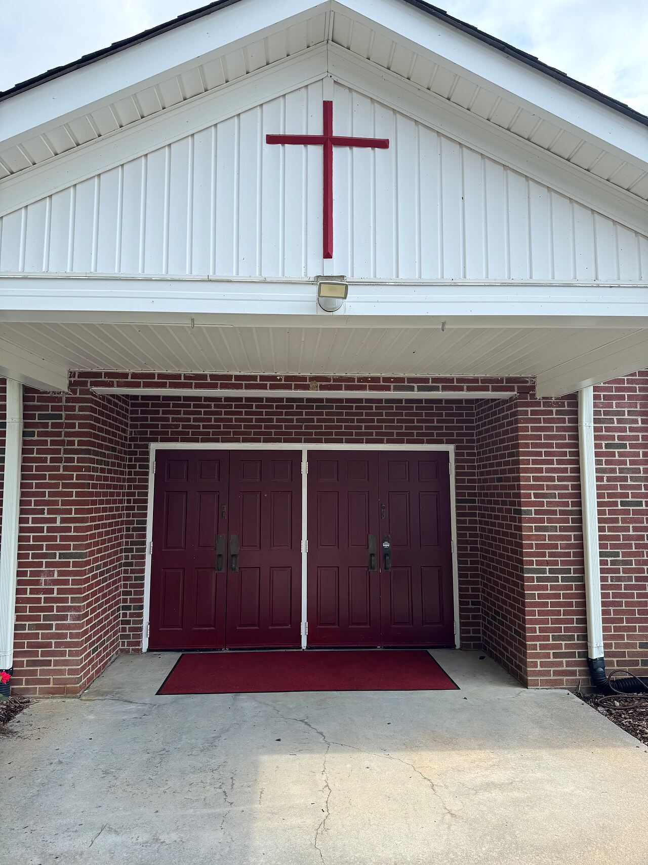 Front entrance of Grace Baptist Church on River Road